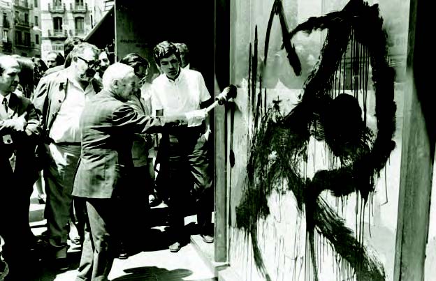 Joan Miró interviene los vidrios de la planta baja del Colegio Oficial de Arquitectos de Cataluña el día de la inauguración de su muestra Miró otro.