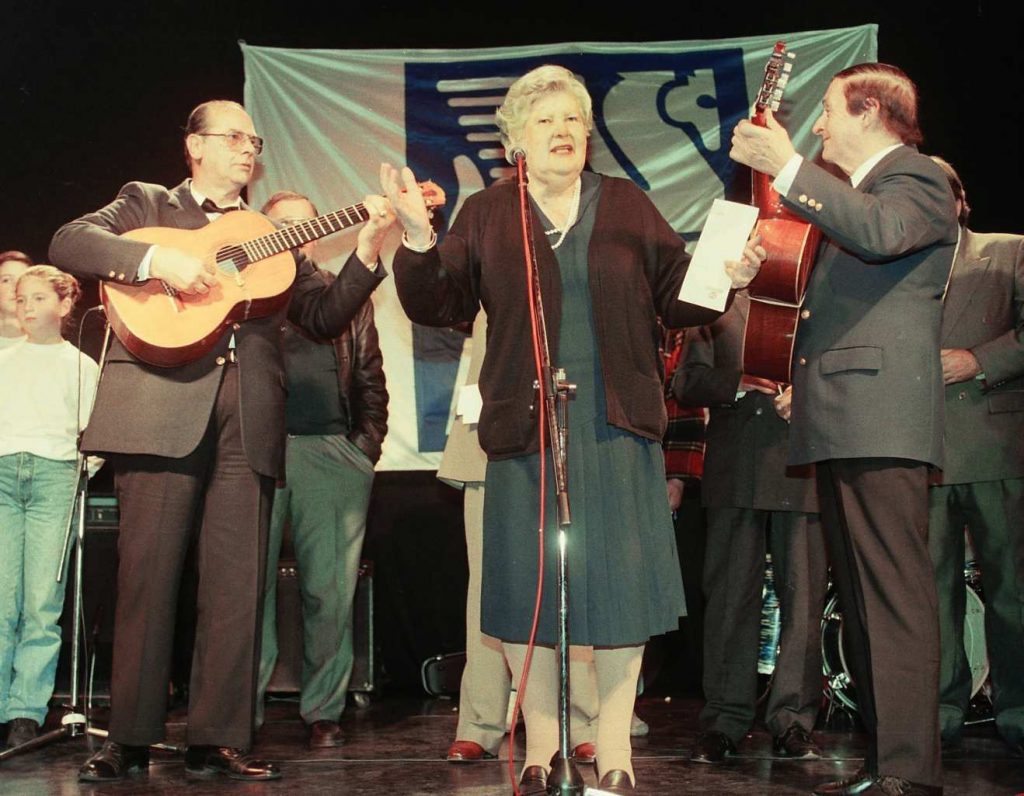 Homenaje de AGADU a Amalia de la Vega con motivo de cumplirse sus 45 años como socia de la institución. 29 de junio de 1998. Teatro del Círculo (Montevideo). A. Buenseñor, A. de la Vega e Hilario Pérez. Foto: Héctor Devia.