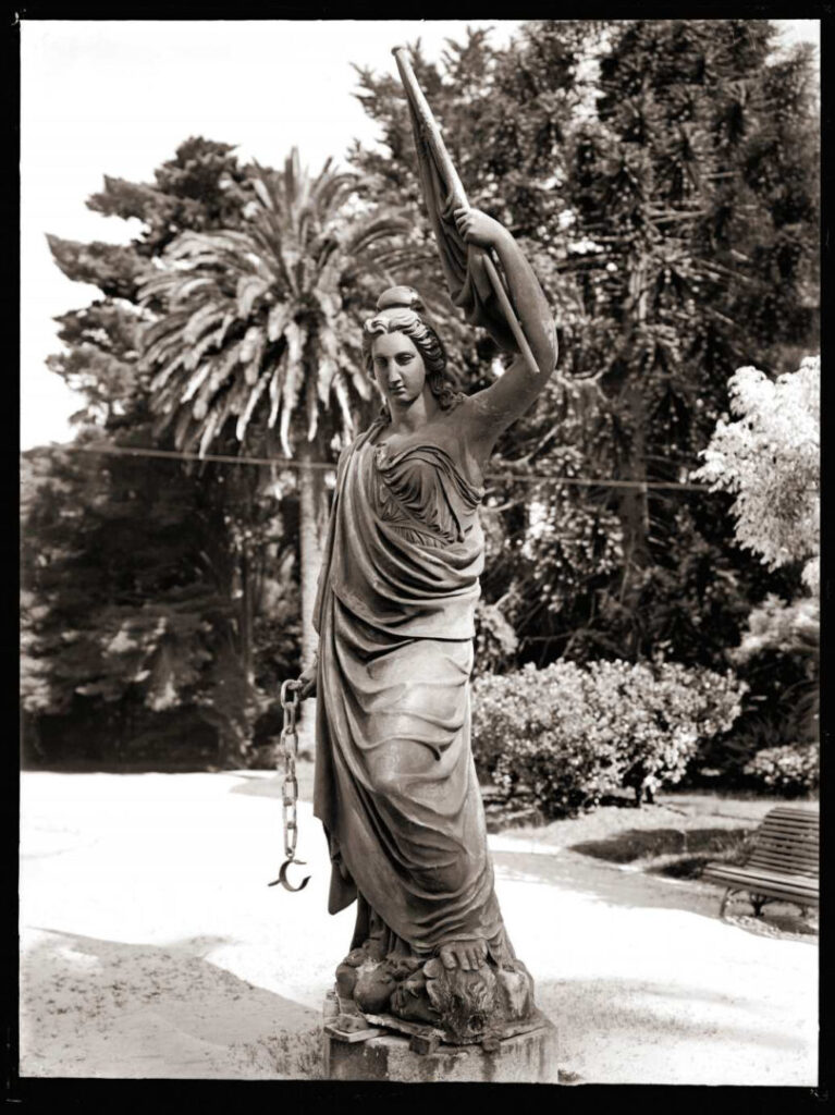 Estatua de la Columna de la Paz. Patio del Museo Municipal de Bellas Artes. Enero de 1941 (Foto: 1210FMHA.CDF.IMO.UY - Autor: S.d./IMO)