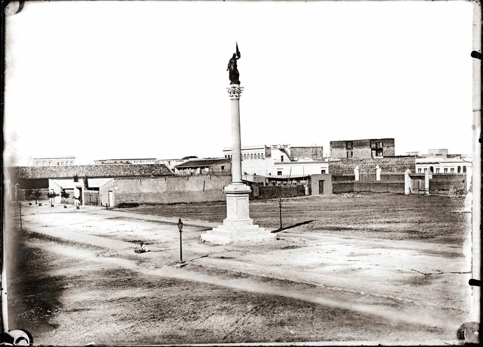 Columna de la Paz. Avenida 18 de Julio y Plaza Cagancha. Año 1869. (Foto: 0187FMHB.CDF.IMO.UY - Autor: S.d./IMO).
