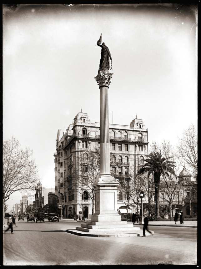 Columna de la Paz. Plaza Cagancha. Año 1928. (Foto: 0536FMHA.CDF.IMO.UY - Autor: S.d./IMO).