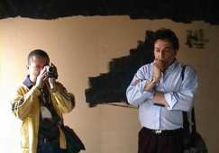 Con Carlos Pellegrino armando la videoinstalación ‘Paisaje 1’ en la Bienal de Porto Alegre, 2001.