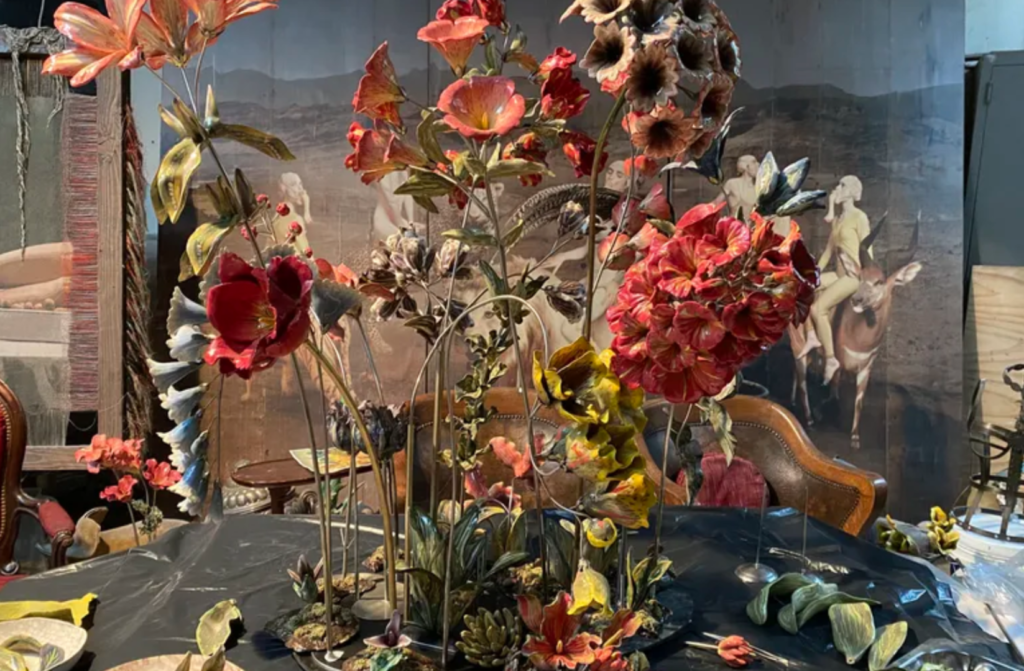 Emergencia, de la serie Pardés. Composiciones florales en cerámica. / Gentileza Espacio Foto Arte