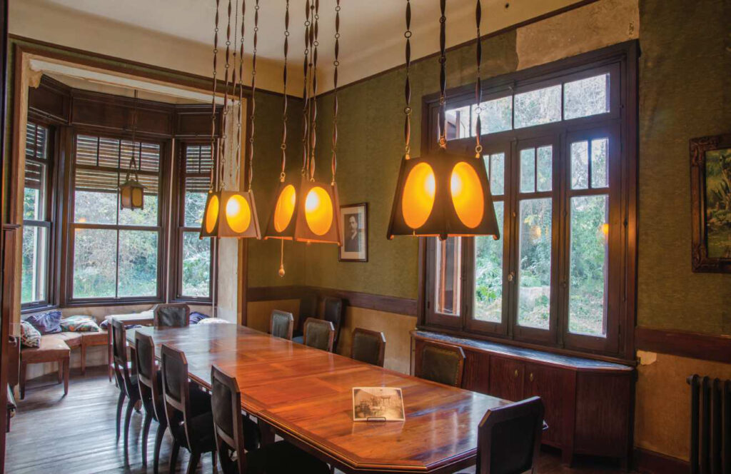 Comedor, con muebles y lámparas diseñados por Milo Beretta.