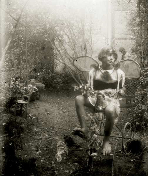 Matilde Vaz Ferreira en el jardín (c. 1915), Fotografia del archivo familiar, cedida por la Fundación Vaz Ferreira Raimondi.