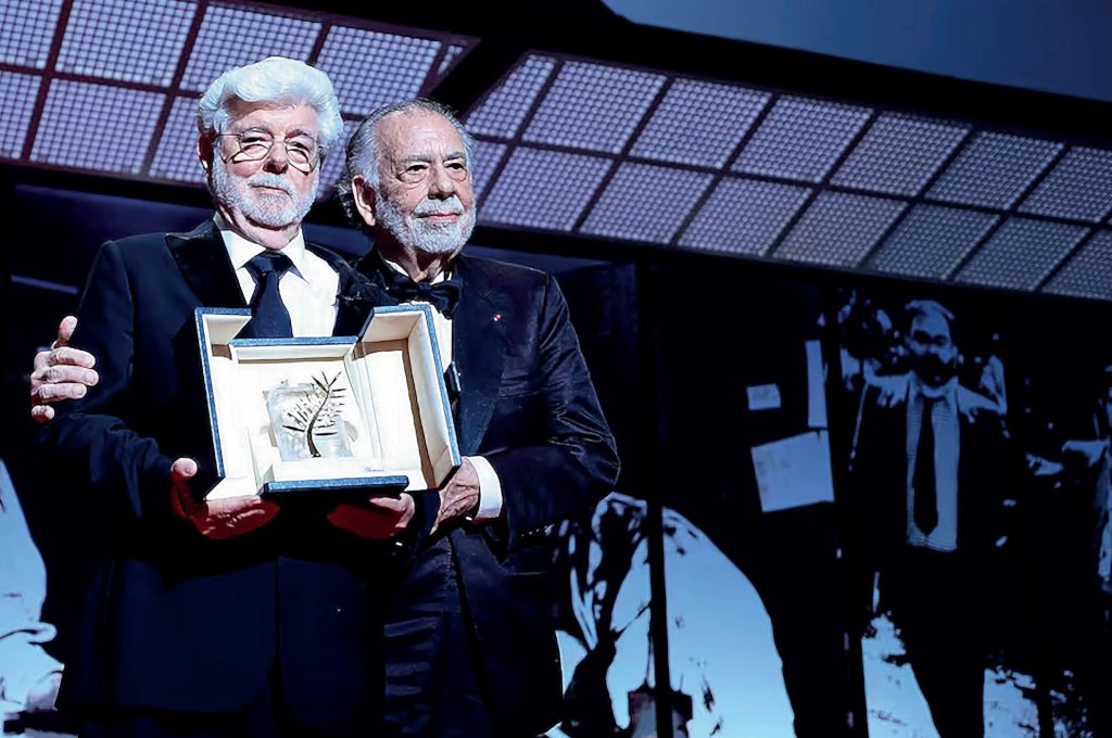 Francis Ford Coppola entrega la Palma de Oro honorífica a su amigo George Lucas el el último Festival de Cannes.